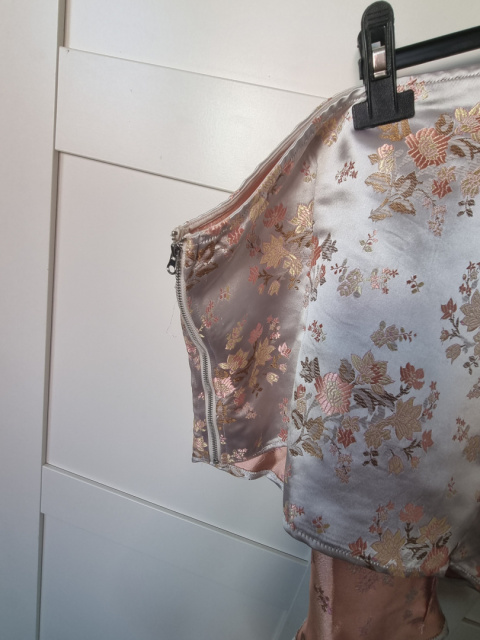 Gold blouse with open shoulder r. 16 plus size Gold blouse with open shoulder r. 16 plus size