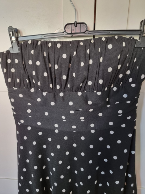 Czarna, rozkloszowana sukienka, grochy, DÉBUT r. 40 Czarna, rozkloszowana sukienka, grochy, DÉBUT r. 40