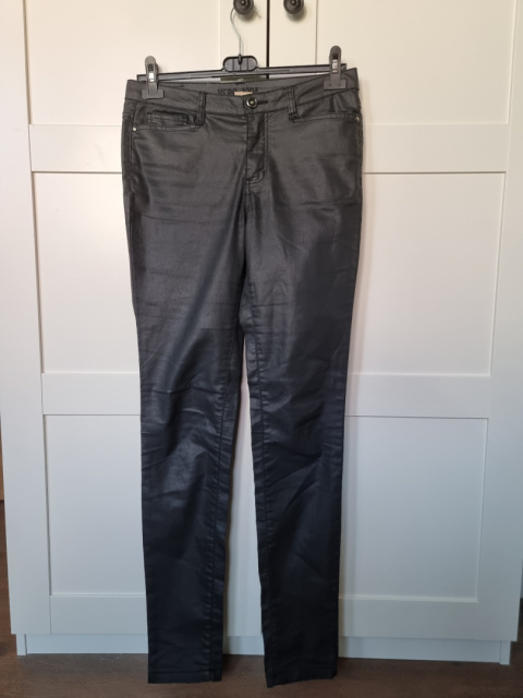 Czarne woskowane spodnie Vero Moda r. 29/34 Czarne woskowane spodnie Vero Moda r. 29/34