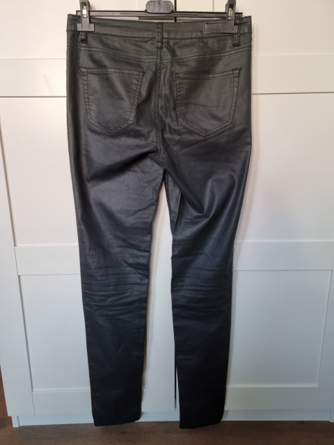 Czarne woskowane spodnie Vero Moda r. 29/34 Czarne woskowane spodnie Vero Moda r. 29/34