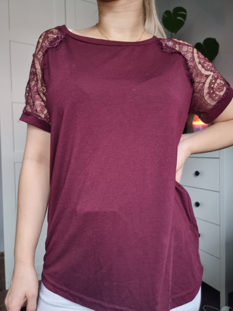 Burgundy t-shirt with lace on the sleeves Burgundy t-shirt with lace on the sleeves