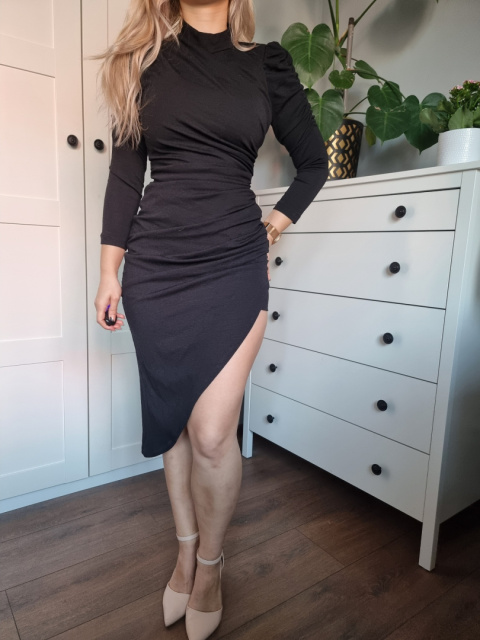 Dopasowana sukienka midi z rozcięciem podkreślająca sylwetkę Dopasowana sukienka midi z rozcięciem podkreślająca sylwetkę