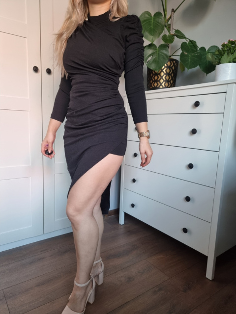 Dopasowana sukienka midi z rozcięciem podkreślająca sylwetkę Dopasowana sukienka midi z rozcięciem podkreślająca sylwetkę