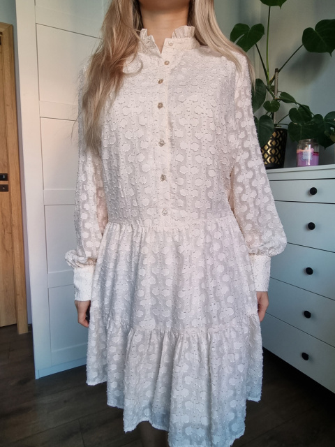 Kobieca, elegancka sukienka plumeti w śmietankowym kolorzez falbaną Kobieca, elegancka sukienka plumeti w śmietankowym kolorzez falbaną