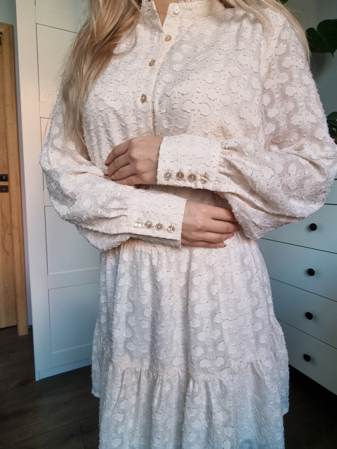 Kobieca, elegancka sukienka plumeti w śmietankowym kolorzez falbaną Kobieca, elegancka sukienka plumeti w śmietankowym kolorzez falbaną
