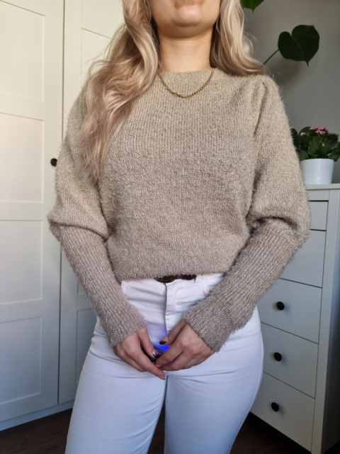 Short, "hairy" sweater with puffs in taup color Short, "hairy" sweater with puffs in taup color