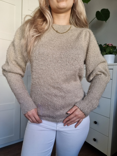 Short, "hairy" sweater with puffs in taup color Short, "hairy" sweater with puffs in taup color