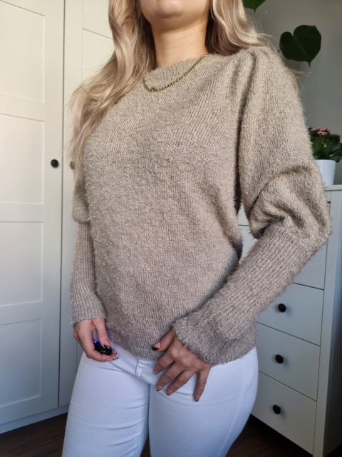 Short, "hairy" sweater with puffs in taup color Short, "hairy" sweater with puffs in taup color