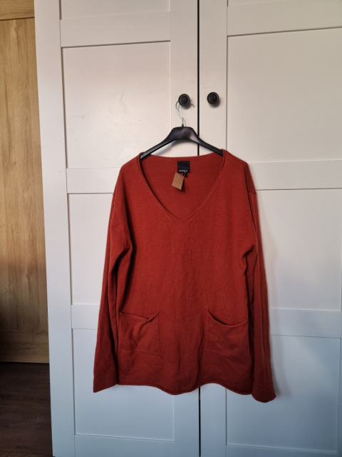 Salmon wool sweater with pockets, size L Salmon wool sweater with pockets, size L