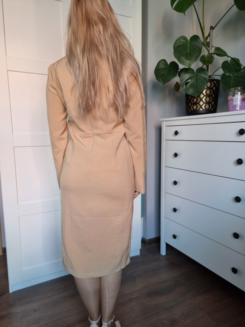 Šaty z hořčičné tužky, elegantní s rozparkem Šaty z hořčičné tužky, elegantní s rozparkem