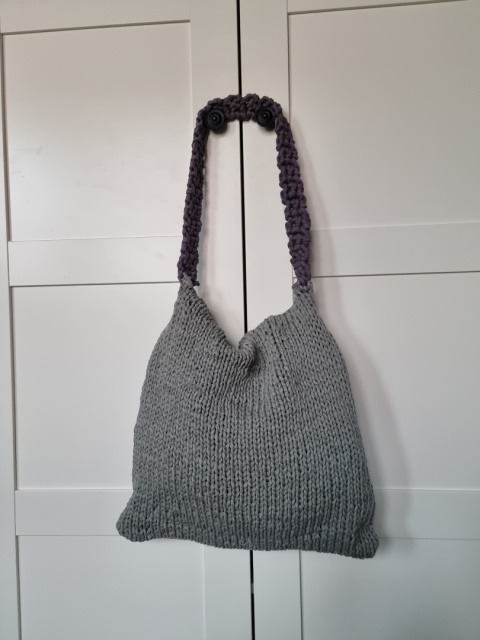 Pletená taška s knoflíkem Pletená taška s knoflíkem