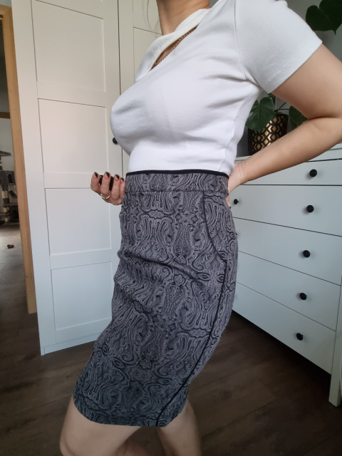 Szara ołówkowa spódnica mini we wzór paisley Szara ołówkowa spódnica mini we wzór paisley