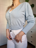 Světle modrý svetr na knoflíky pro vzhled obepínající postavu
