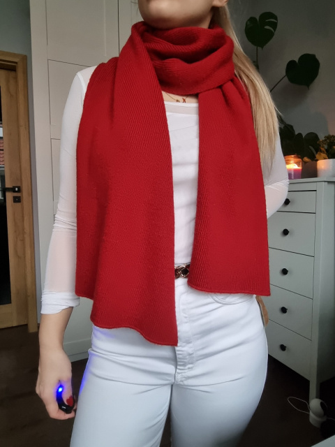 Scarf in deep red color. Scarf in deep red color.