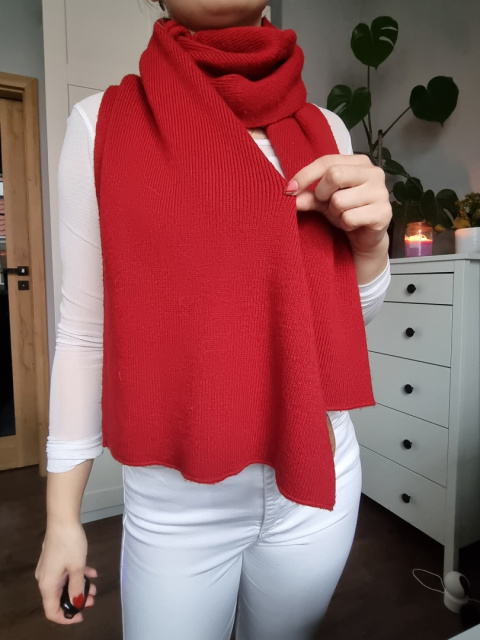 Scarf in deep red color. Scarf in deep red color.