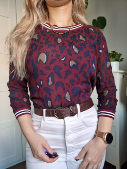 Bordová halenka se zvířecím vzorem a manžetou.