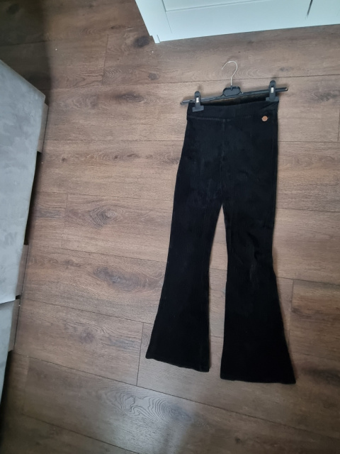Czarne dzwony ala welur dla dziewczynki na 140 cm Czarne dzwony ala welur dla dziewczynki na 140 cm