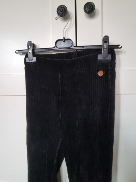 Czarne dzwony ala welur dla dziewczynki na 140 cm Czarne dzwony ala welur dla dziewczynki na 140 cm