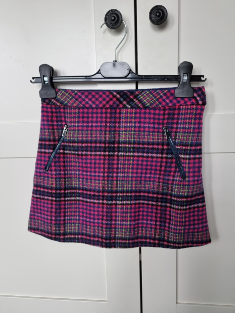 Stylish, warm plaid skirt for girl 8-9 years old Stylish, warm plaid skirt for girl 8-9 years old