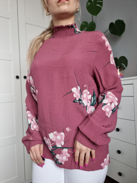 Halenka se stojáčkem v decentním vzoru v tmavě růžové barvě. Halenka se stojáčkem v decentním vzoru v tmavě růžové barvě.