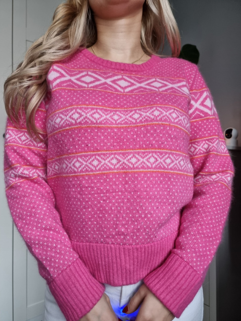 Skandynawski różowy sweter z wełną i angorą Skandynawski różowy sweter z wełną i angorą