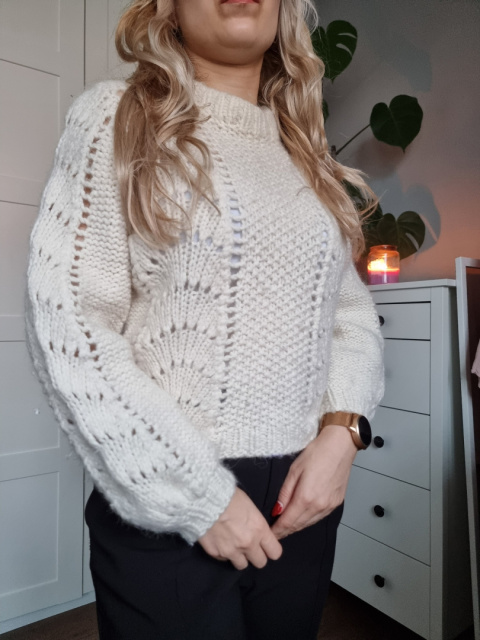 Krémově teplý ručně vyráběný svetr Krémově teplý ručně vyráběný svetr