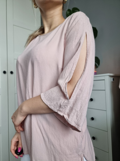 Jasnoróżowa wiskozowa bluzka z rozcięciem na rozmianach • r. M Jasnoróżowa wiskozowa bluzka z rozcięciem na rozmianach • r. M