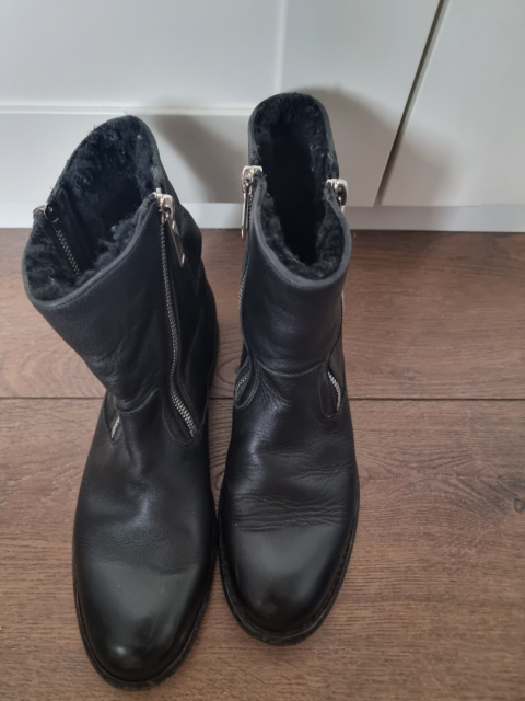 Czarne ocieplane botki Burberry skóra naturalna, r 38 Czarne ocieplane botki Burberry skóra naturalna, r 38