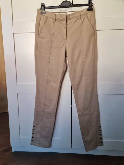 Beige cotton trousers with buttons on the calves Beige cotton trousers with buttons on the calves