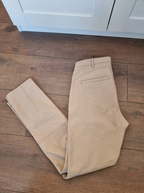 Beige cotton trousers with buttons on the calves Beige cotton trousers with buttons on the calves