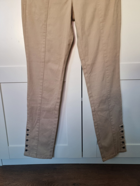 Beige cotton trousers with buttons on the calves Beige cotton trousers with buttons on the calves