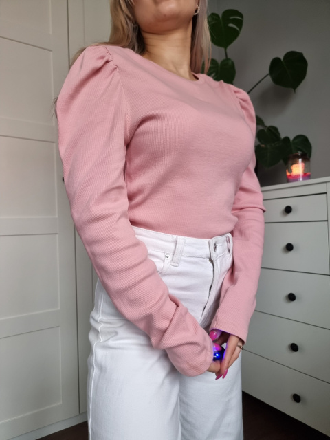 Pink blouse with puffed sleeves Pink blouse with puffed sleeves