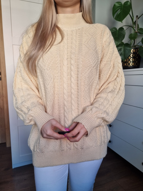 Sunny yellow sweater with a braided weave Sunny yellow sweater with a braided weave