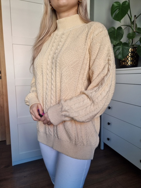 Sunny yellow sweater with a braided weave Sunny yellow sweater with a braided weave