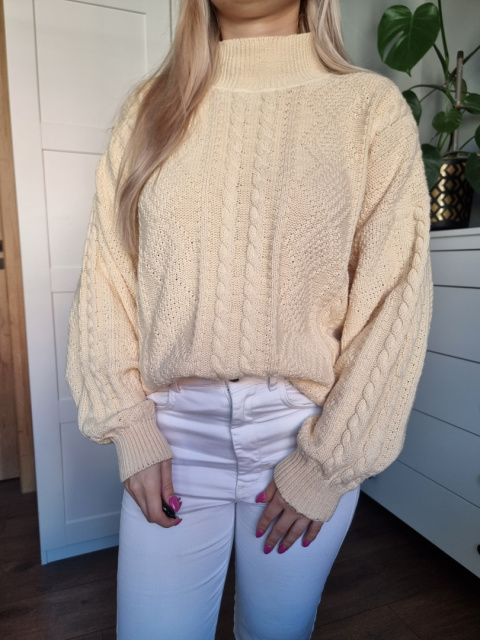 Sunny yellow sweater with a braided weave Sunny yellow sweater with a braided weave