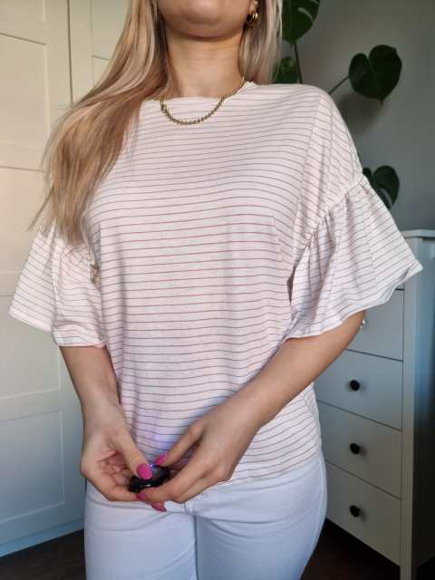 Oversizowa bluzka z falbanami w delikatne paski Oversizowa bluzka z falbanami w delikatne paski