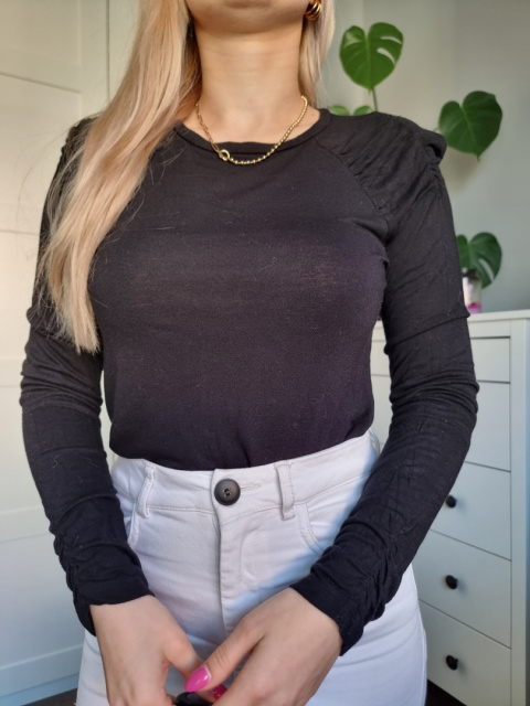 Czarna elegancka bluzka z marszczeniem Czarna elegancka bluzka z marszczeniem