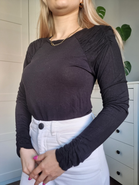 Czarna elegancka bluzka z marszczeniem Czarna elegancka bluzka z marszczeniem