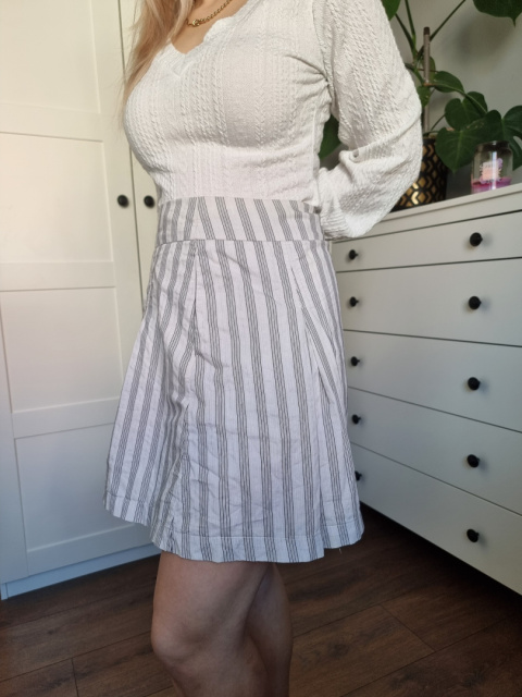 White trapezoidal skirt with black stripes White trapezoidal skirt with black stripes