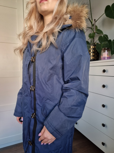 Tmavě modrá jarní bunda s kapucí r. 36 Tmavě modrá jarní bunda s kapucí r. 36