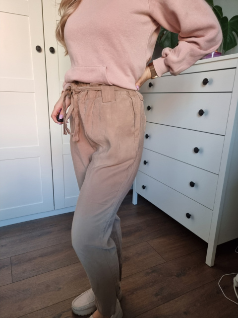 Velbloudí kalhoty s kravatou Velbloudí kalhoty s kravatou