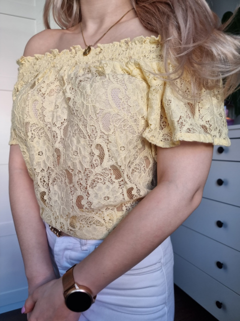 Krajková žlutá halenka se spadlými rameny Krajková žlutá halenka se spadlými rameny