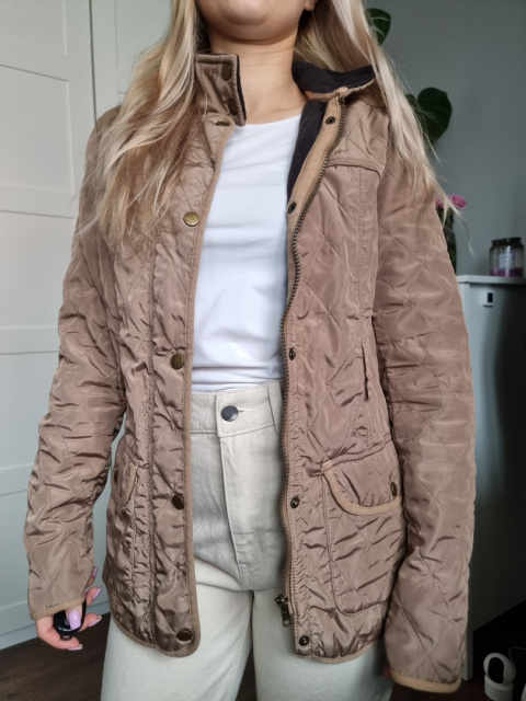 Lekka wiosenna kurtka w kolorze jasnego brązu Lekka wiosenna kurtka w kolorze jasnego brązu