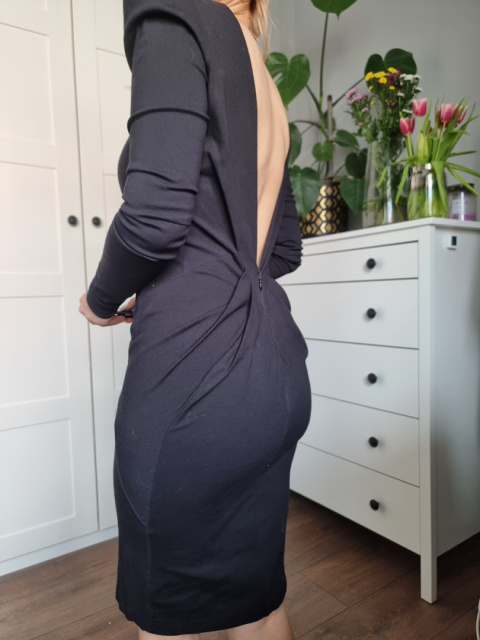 Czarna koktajlowa sukienka z bufkami bez pleców, r. XS/S Czarna koktajlowa sukienka z bufkami bez pleców, r. XS/S