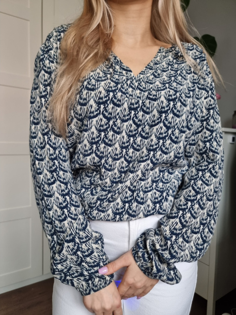 Viscose blouse with patterns, size L Viscose blouse with patterns, size L