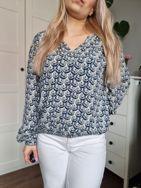 Viscose blouse with patterns, size L Viscose blouse with patterns, size L