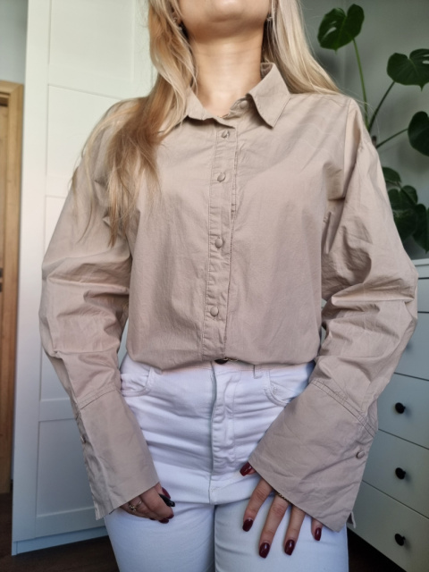 Beige cotton shirt, cuffs, coated buttons, size M Beige cotton shirt, cuffs, coated buttons, size M
