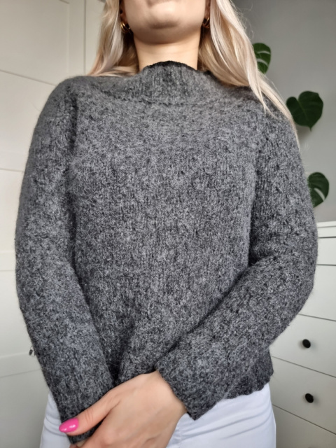 Gray wool sweater with trim Gray wool sweater with trim