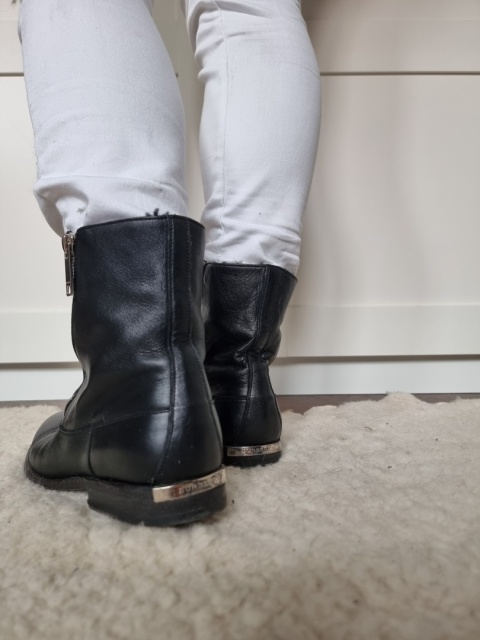 Czarne ocieplane niskie botki Burberry skóra naturalna, futerko r 38 Czarne ocieplane niskie botki Burberry skóra naturalna, futerko r 38
