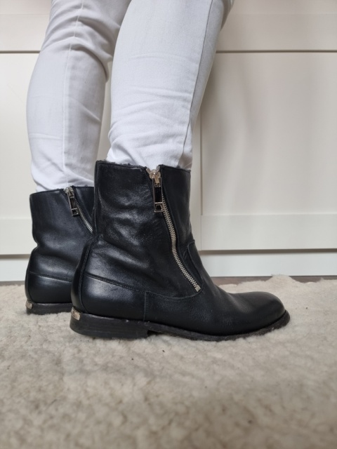 Czarne ocieplane niskie botki Burberry skóra naturalna, futerko r 38 Czarne ocieplane niskie botki Burberry skóra naturalna, futerko r 38
